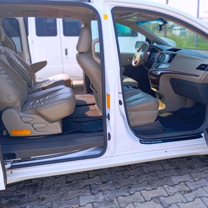 Thumbnail 10 of 2012 Toyota Sienna XLE